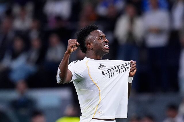 Vinicius se se�ala el escudo tras anotar el 3-2 que decidi� el derbi del Bernab�u.