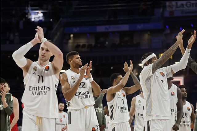 Los jugadores del Real Madrid de baloncesto saludan al p�blico tras una victoria.