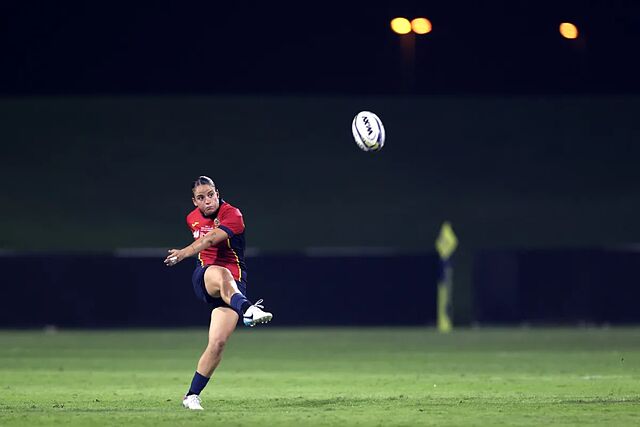 Amaya Argudo tira a palos