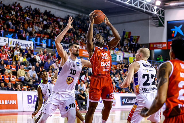 Obasohan, el mejor en el BAXI Manresa, trata de anotar ante el Cluj-Napoca.