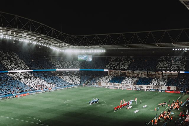Los aficionados de la Real llenan a grada de Anoeta y realizan un mosaico.
