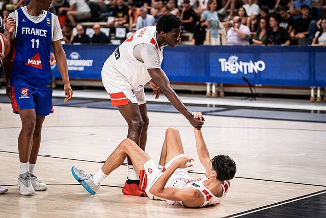 Chiek Diallo ayuda a levantarse a Hunberto Ruiz.