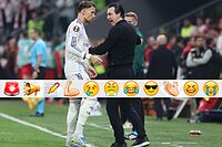 Unai Emery da instrucciones durante la final de Estambul