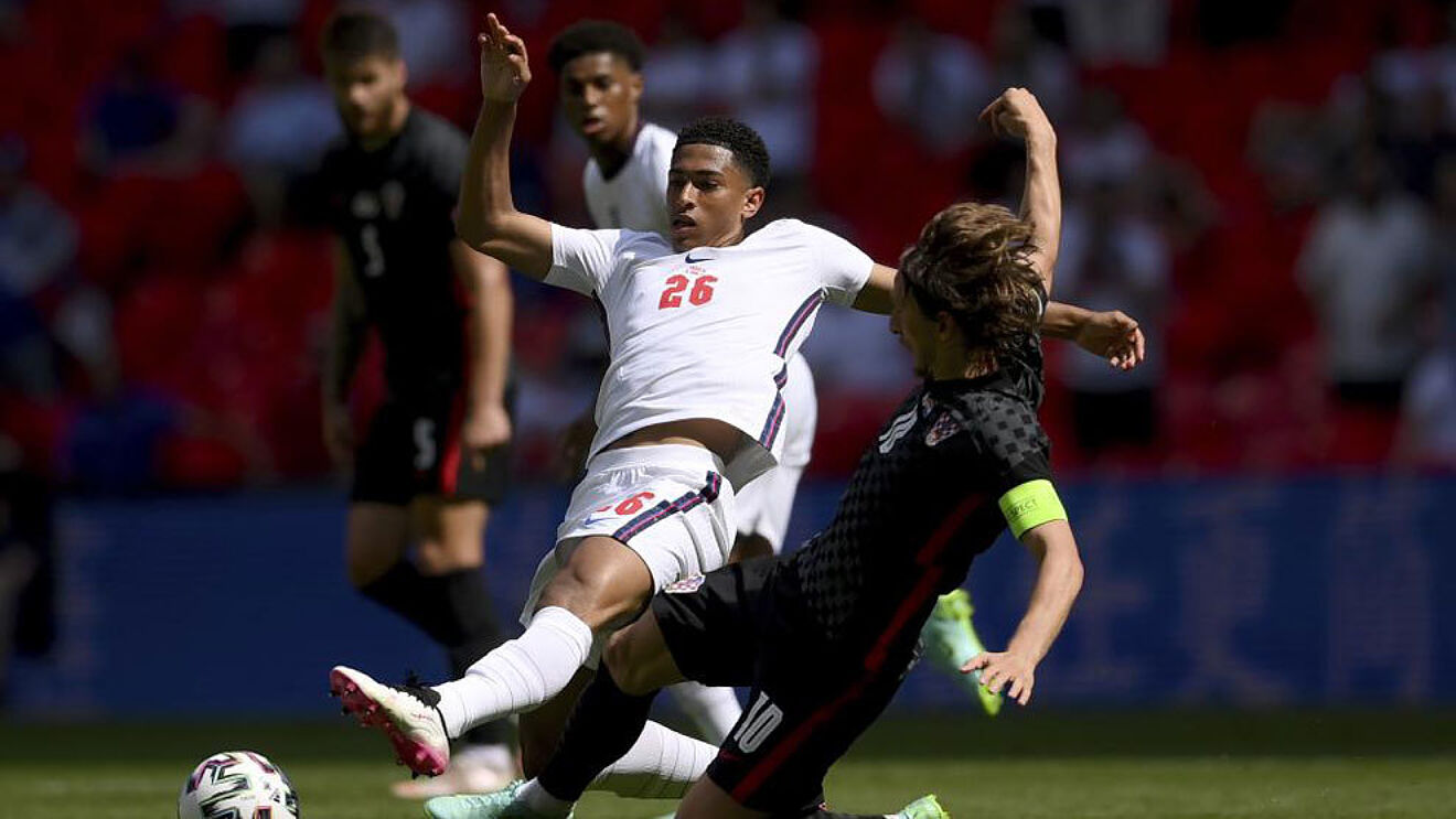 Bellingham entra a Modric durante el Inglaterra-Croacia.