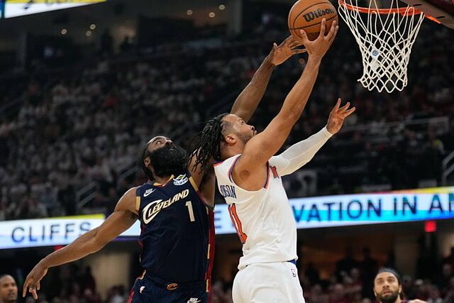 Jalen Brunson penetra a canasta ante la defensa de James Harden.