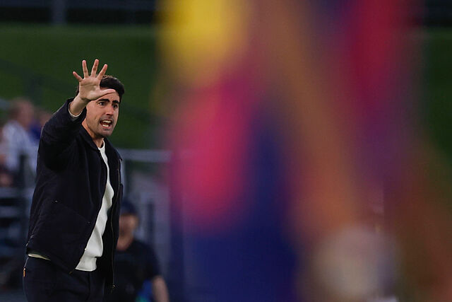 Pau Quesada, t�cnico del Real Madrid, dando instrucciones durante un partido ante el Barcelona