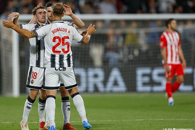 Los jugadores del castell�n abrazan a Ronaldo tras marcar al Almer�a.