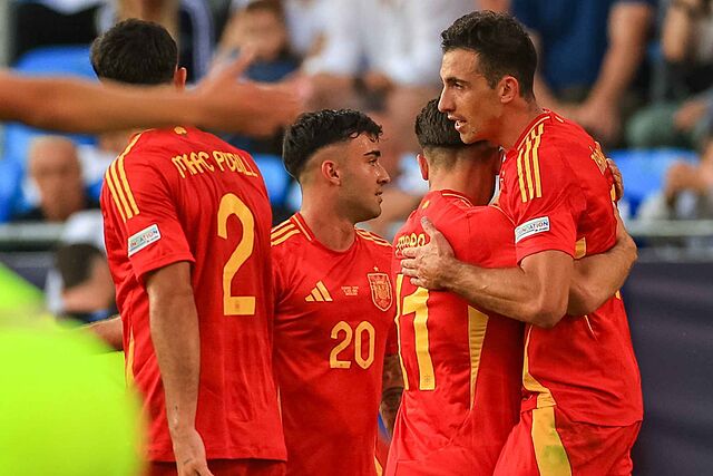 Los jugadores de la selecci�n espa�ola sub 21 celebran el gol de la victoria.