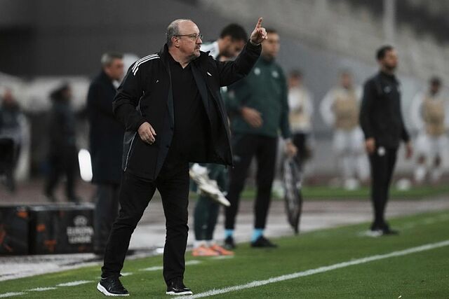 Rafa Ben�tez da una indicaci�n en un partido del Panathinaikos.