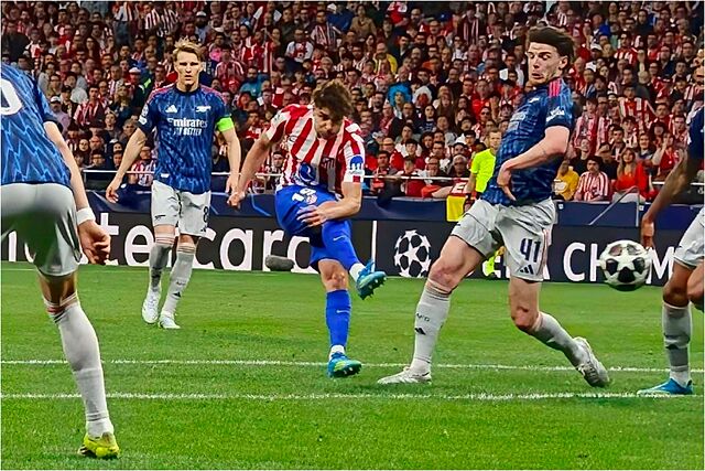 Juli�n dispara ante el Arsenal en el Metropolitano.