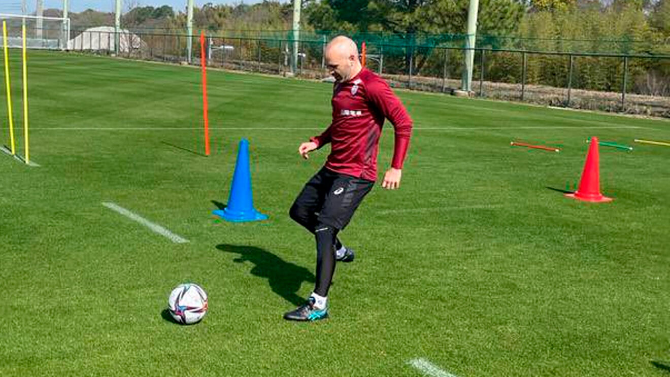 Iniesta, tocando bal�n en un entrenamiento del Vissel Kobe.