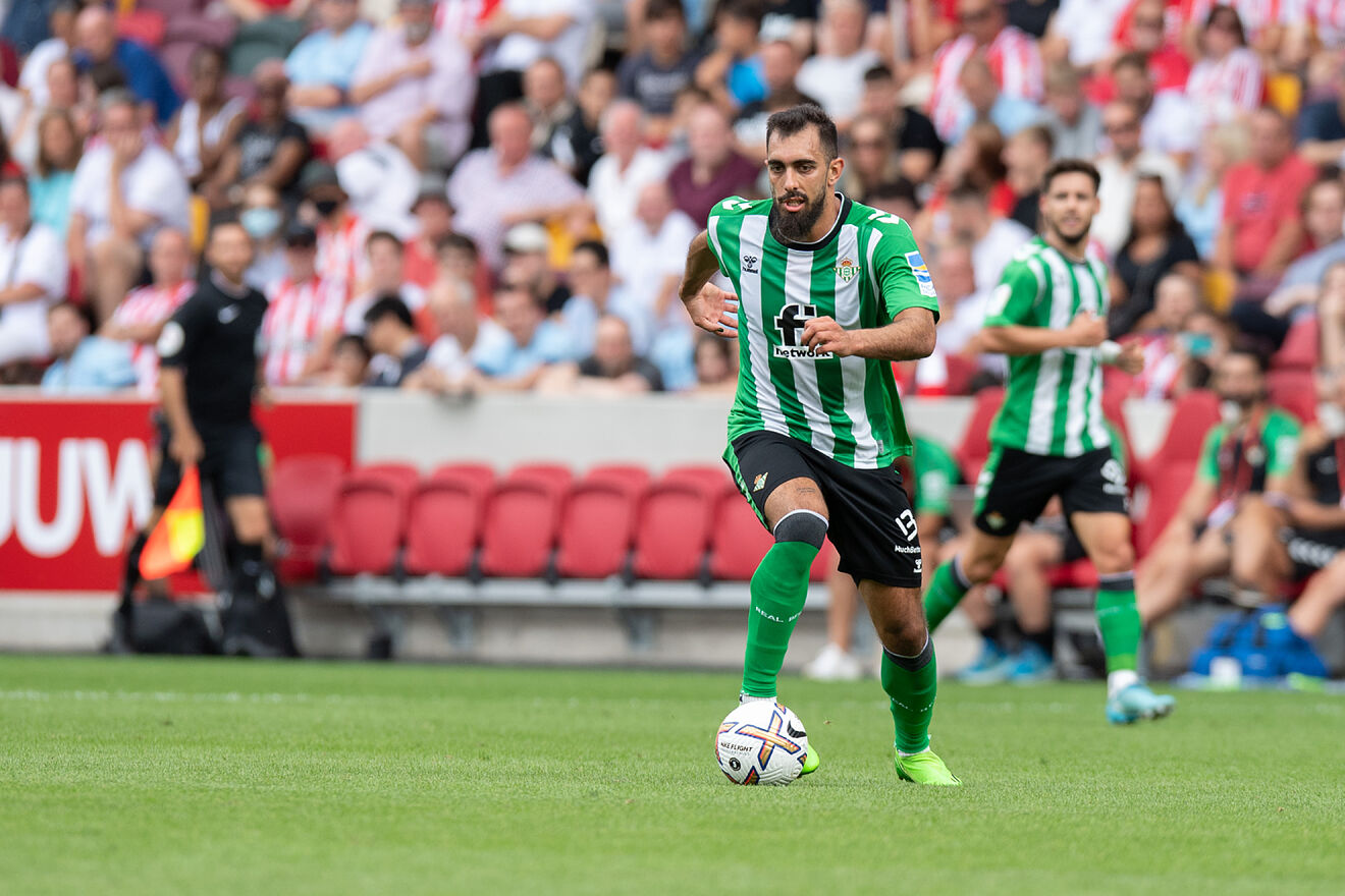 Borja Iglesias conduce el bal�n en el partido frente al Brentford.