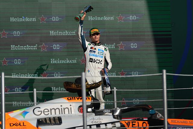 Lando Norris en lo m�s alto del podio del GP de M�xico.