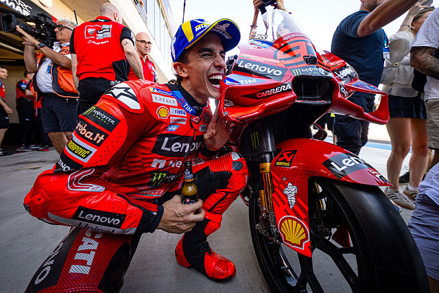 Marc M�rquez, junto a su GP25, tras arrasar en Balaton Park.