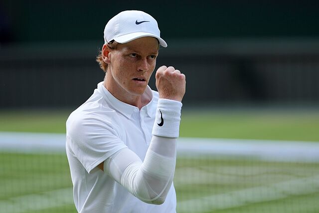 Jannik Sinner celebra un punto ante Carlos Alcaraz.
