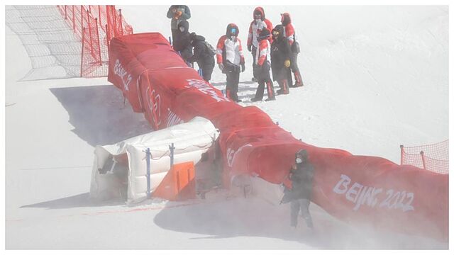 Operarios intentan trabajar en la pista de Yangquin para acondicionarla