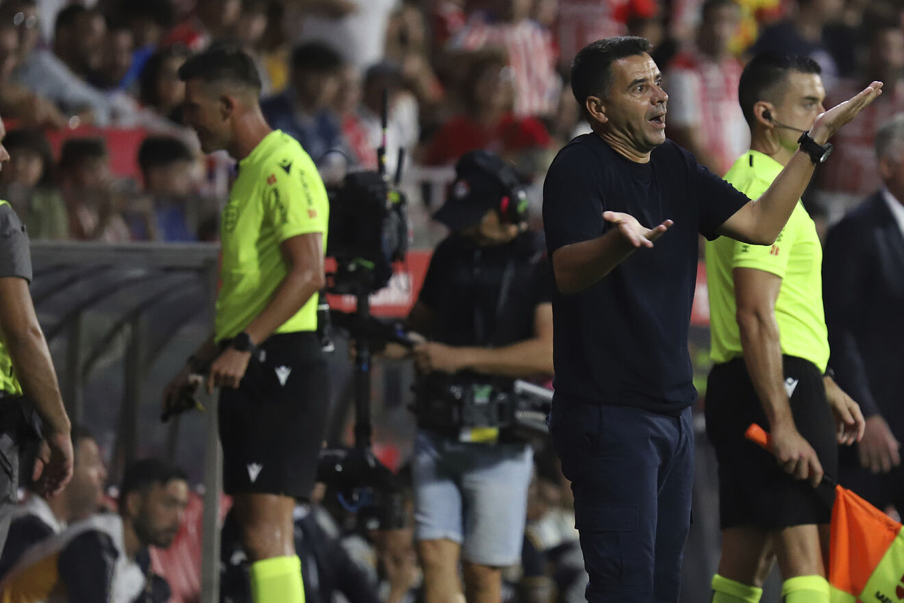 Pulido Santana consulta el VAR en el Girona-Real Madrid mientras...