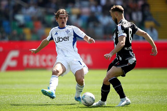 Nico Paz pelea por un bal�n con Kallstrom.