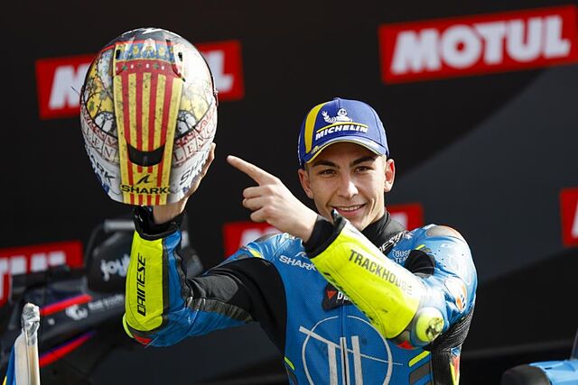 Ra�l Fern�ndez, con su casco especial de Valencia.