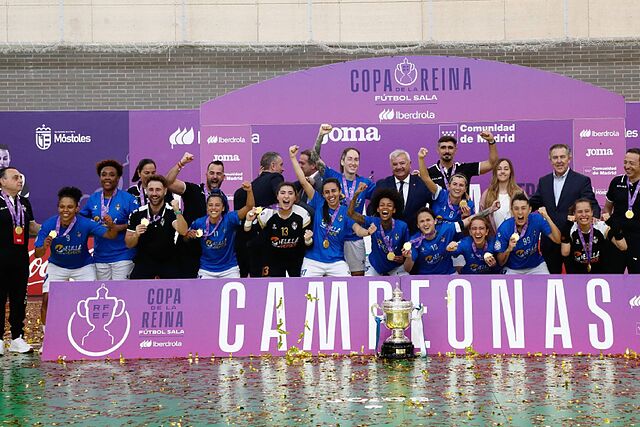 Melilla Ciudad del Deporte celebra el t�tulo en el pabell�n Pau 4 M�stoles Sur