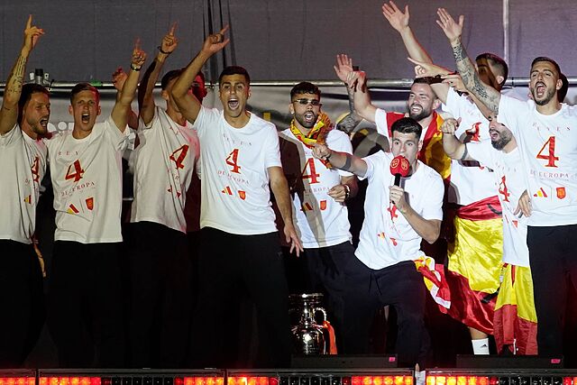 Rodri y Morata cantan "Gibraltar es espa�ol" durante la celebraci�n de la Eurocopa.