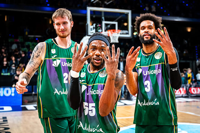 El Unicaja celebra su trunfo y su pase a la Final Four en Berl�n.