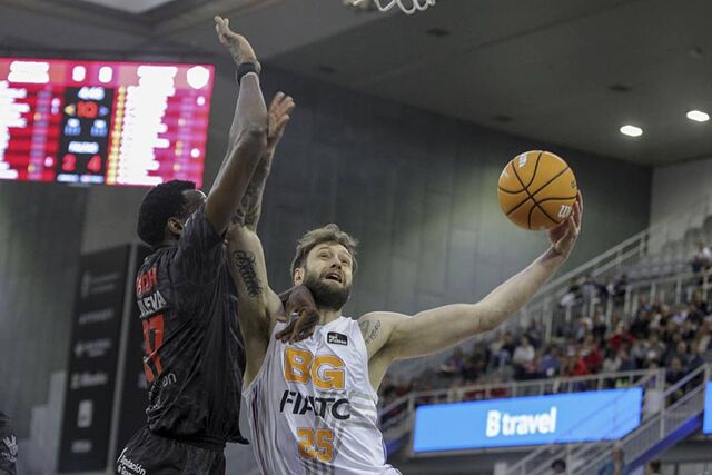 Nikola Marixc hace una entrada a canasta en el partido ante el Covir�n Granada.