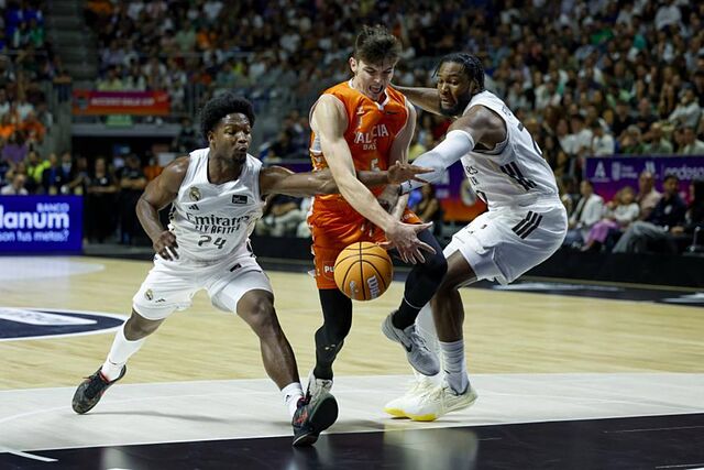 Sergio De Larrea entra a canasta entre Andr�s Feliz y Bruno Fernando.