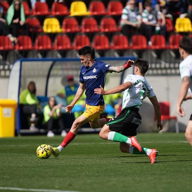 Lance del juego en el FC Andorra - Racing de Santander