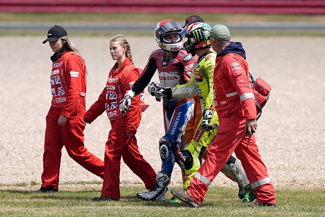 Aleix Espargar� y Morbidelli, en plena discusi�n en Silverstone.