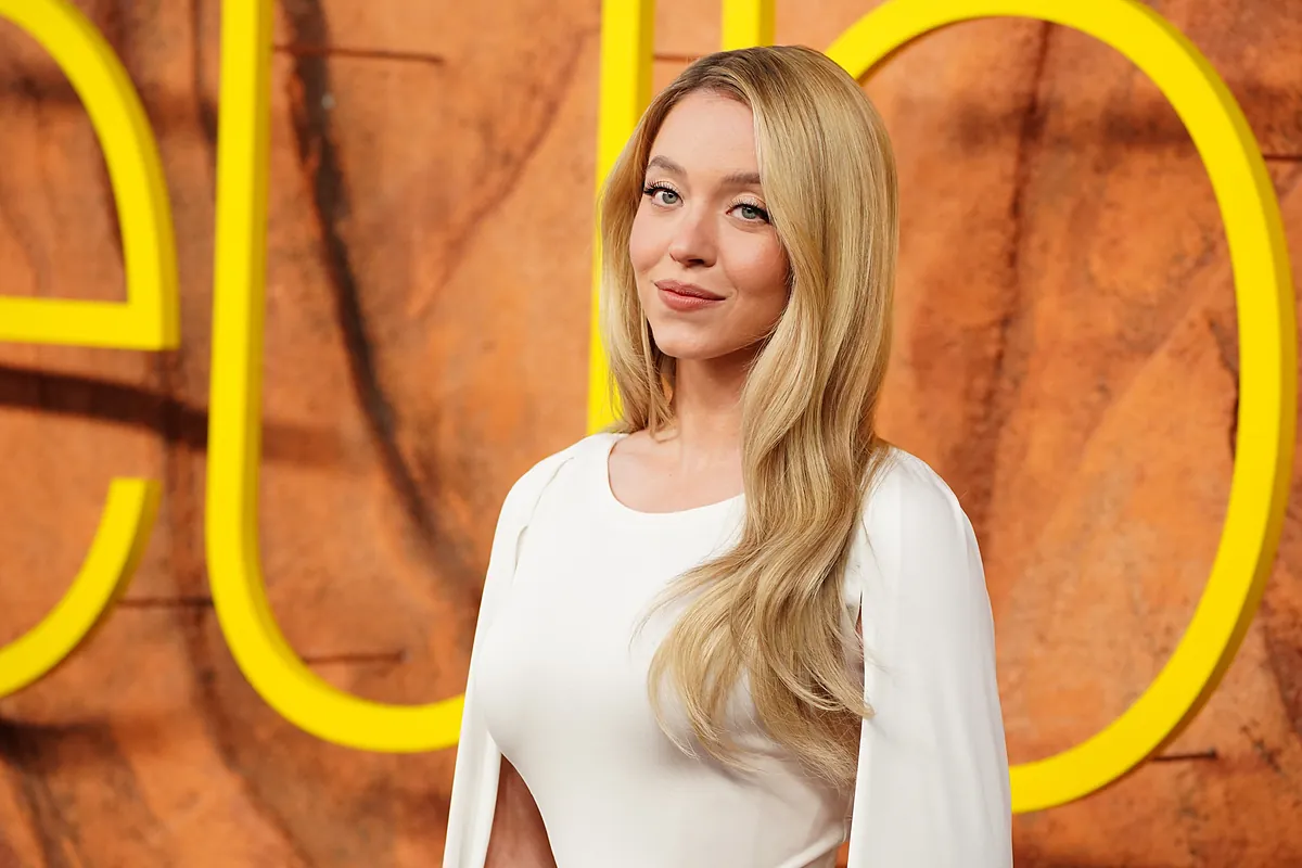 Controversy in the U.S. over a scene featuring Sydney Sweeney in Euphoria: Dressed as a baby and scantily clad