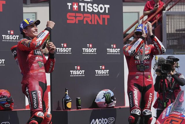 Marc M�rquez y Pecco Bagnaia, en el podio del Sprint en Mugello.