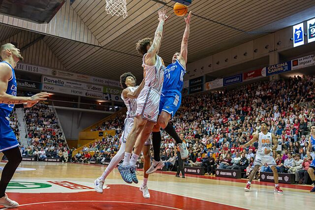 Mario Hezonja intenta dejar una bandeja ante el Girona evitando el tap�n.