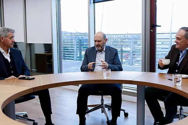 Gil Mar�n, Louz�n y Jokin Aperribay, en la reuni�n mantenida este martes.