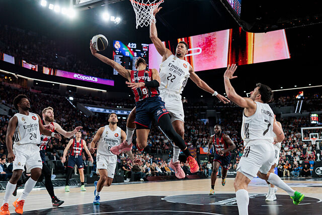 Luwawu-Cabarrot trata de evitar a Tavares.