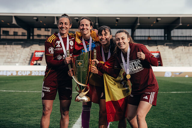 Paula Serrano, Enith Sal�n, Cris Libr�n y Asun Mart�nez posan tras ganar la Copa suiza