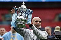 Pep Guardiola levanta la FA Cup ganada contra el Chelsea.