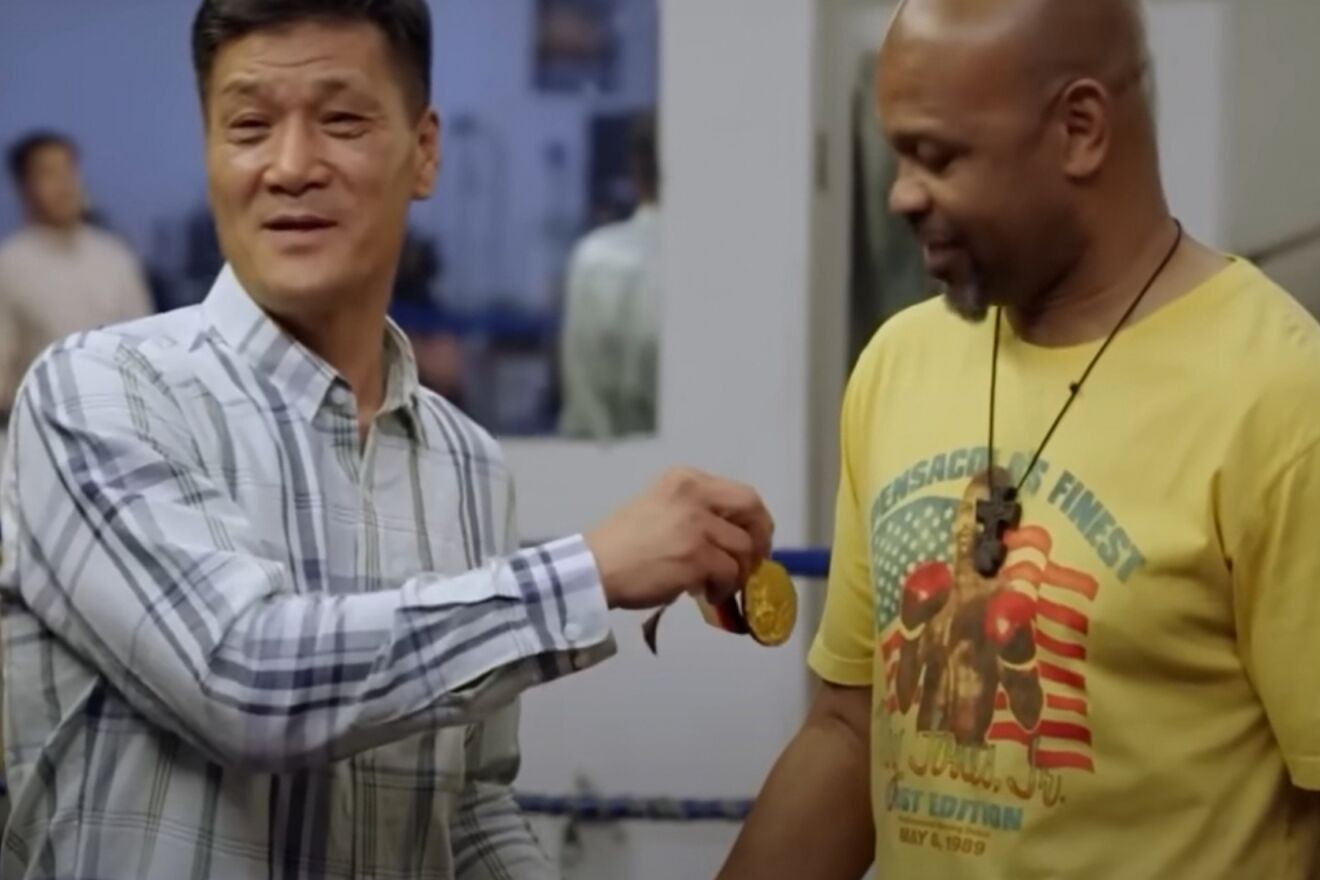 Roy Jones receives from his rival the Olympic gold that the judges did not give him in the Seoul Games