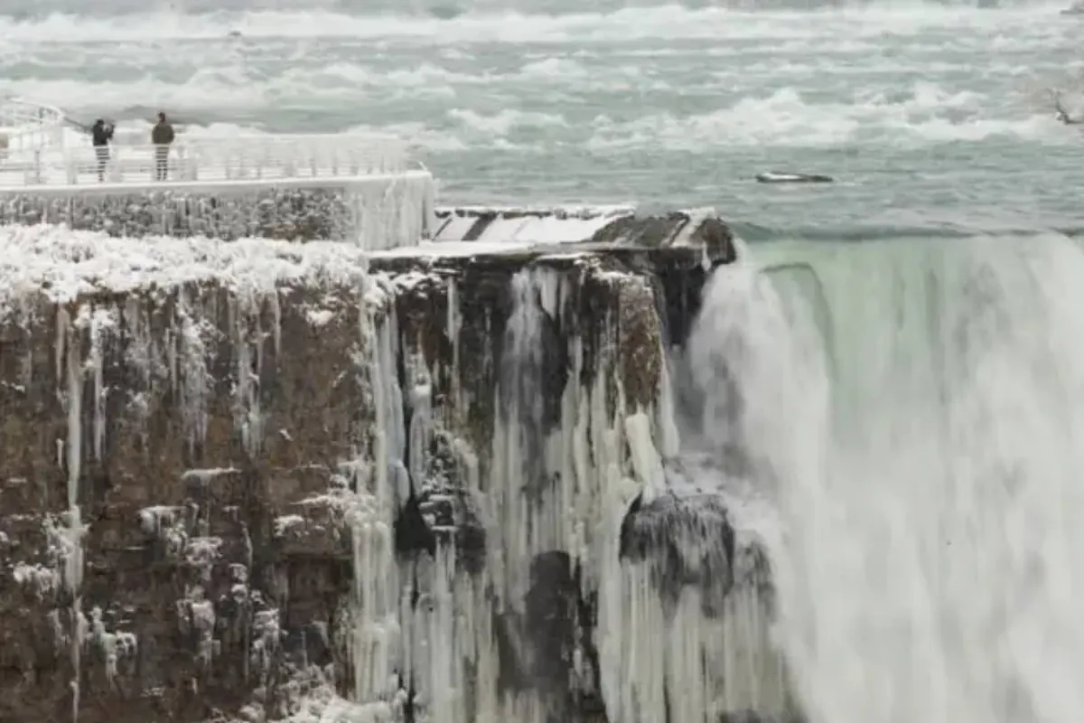 Spectacular image of Niagara Falls frozen by historic temperatures: but can they freeze completely?
