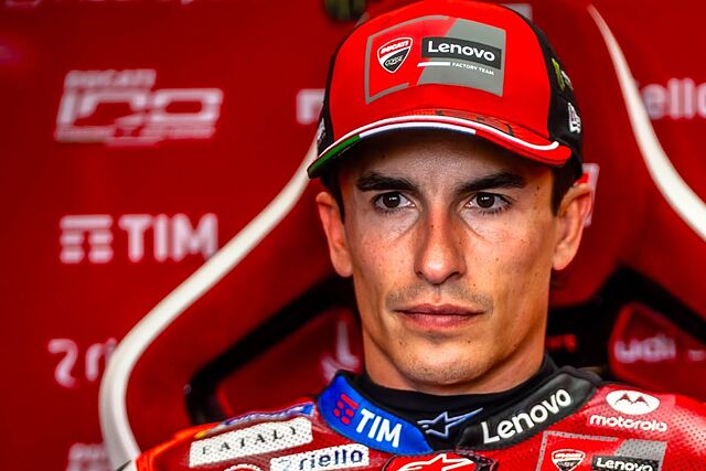 Marc M�rquez, en el box de Ducati.