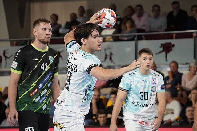 El extremo Gonzalo P�rez Arce lanza un 7 metros ante el RK Nexe.