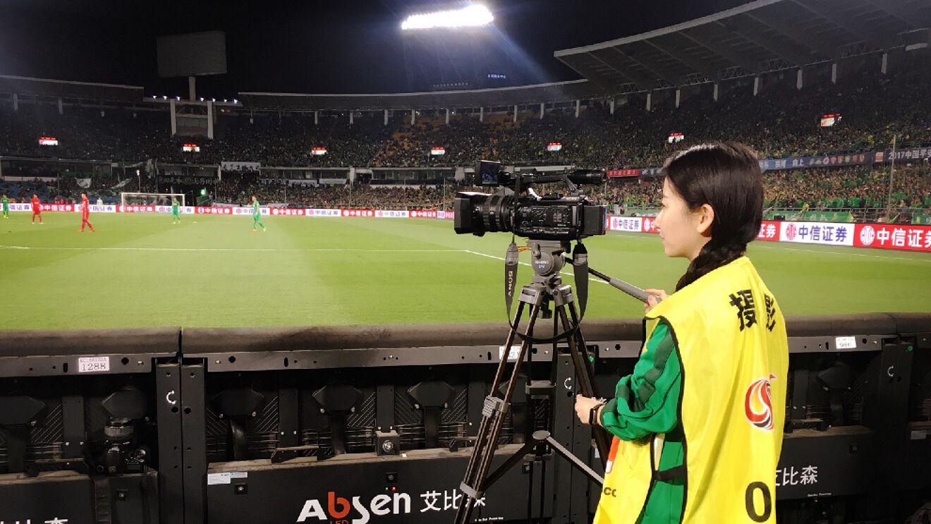 Una camara grabando un partido durante un partido de la Superliga...