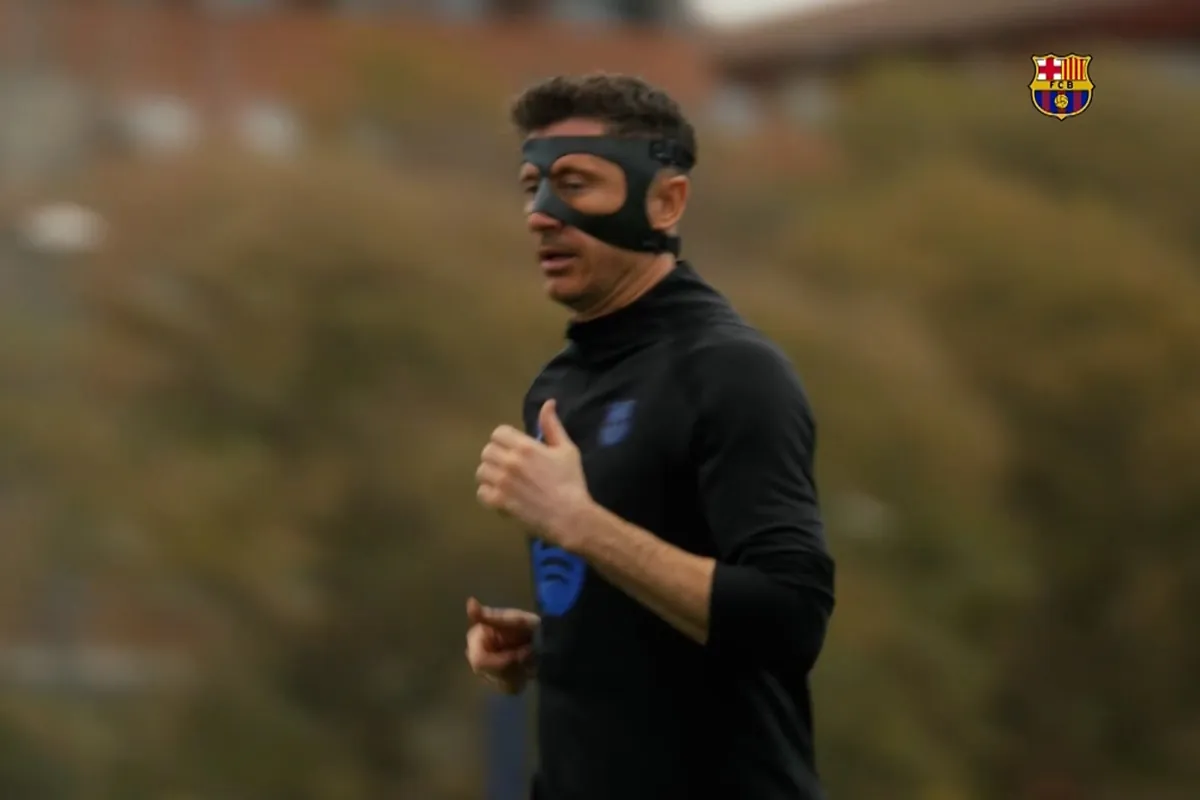 Lewandowski trains with a mask