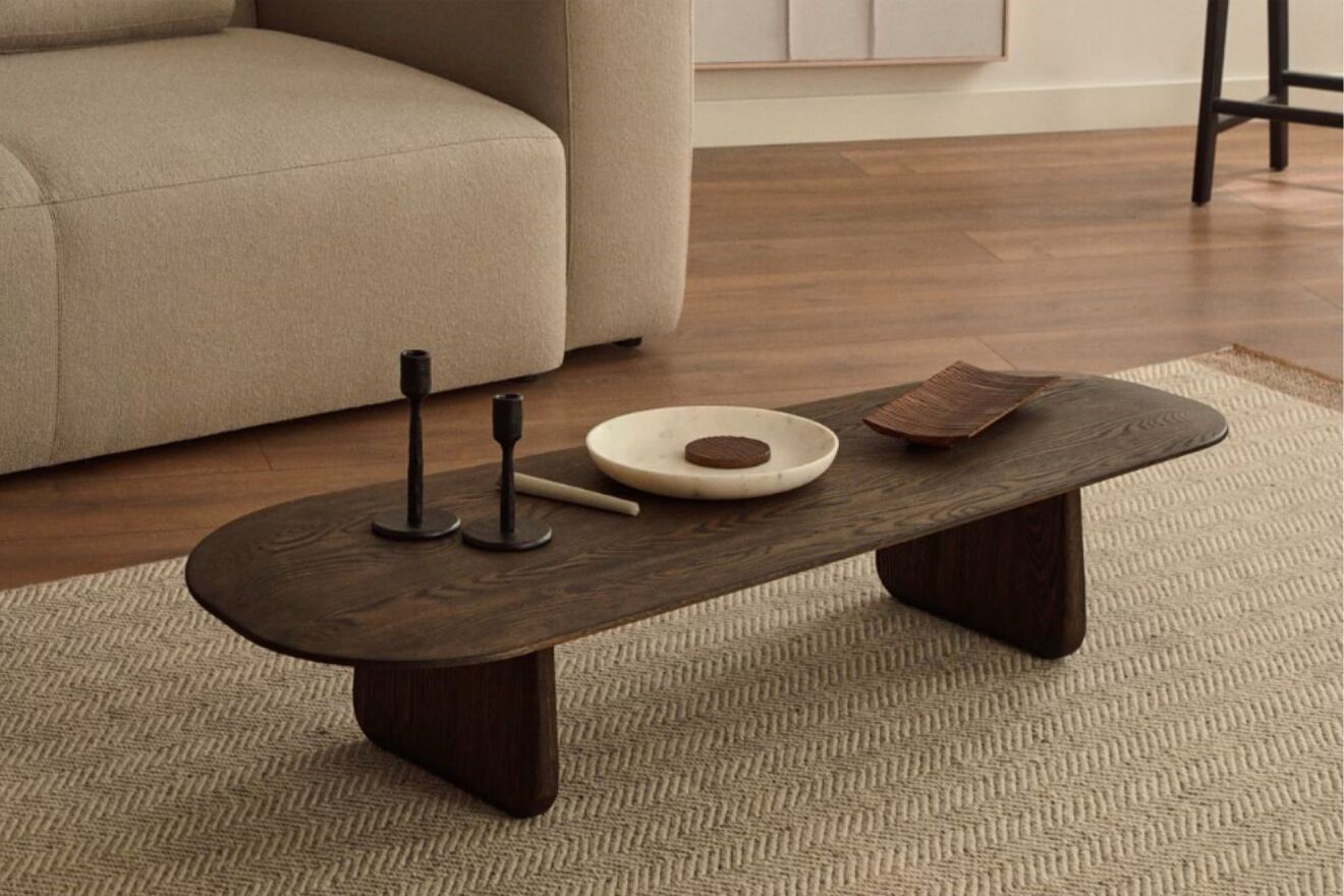 Aporta calidez a tu salón con la mesa Pirita de 147 x 65 cm.