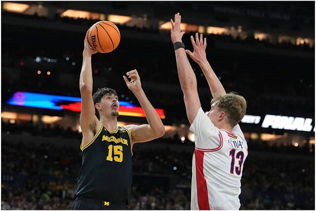 Aday Mara se dispone a lanzar ante la defensa de Motiejus Krivas.