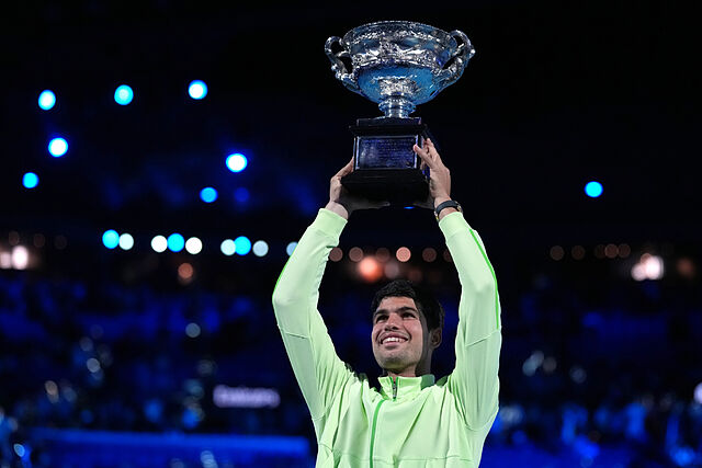 carlos Alcaraz levanta el trofeo del Open de Australia.