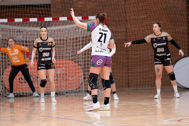 B�rbara Pi�eira durante un momento del partido de hoy ante el Hazena Kynzvart checo.