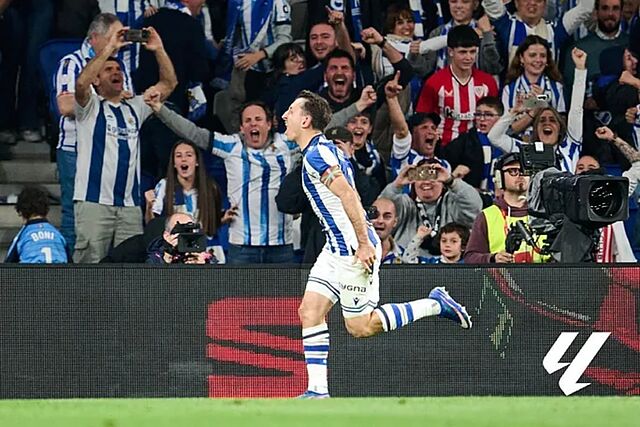 Mikel Oyarzabal celebra el gol que le marc� al Athletic en Anoeta para asegurar la final.