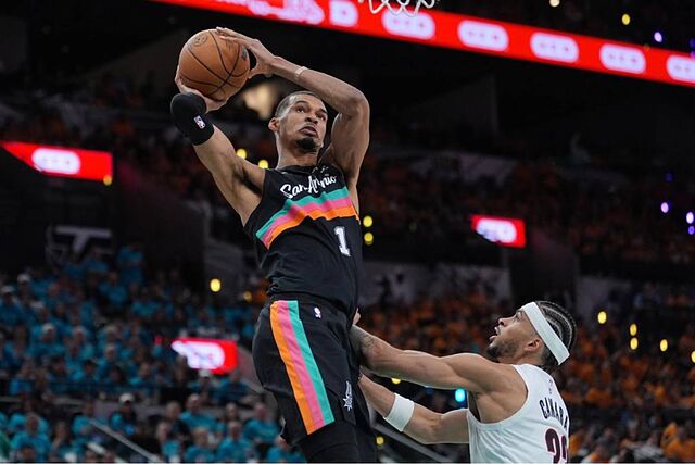 Victor Wembanyama hace una entrada a canasta en presencia de Toumani Camara.