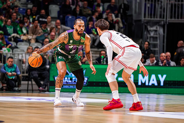 Justin Cobbs, en su estreno con el Unicaja, defendido por Yanis Tonnellier.